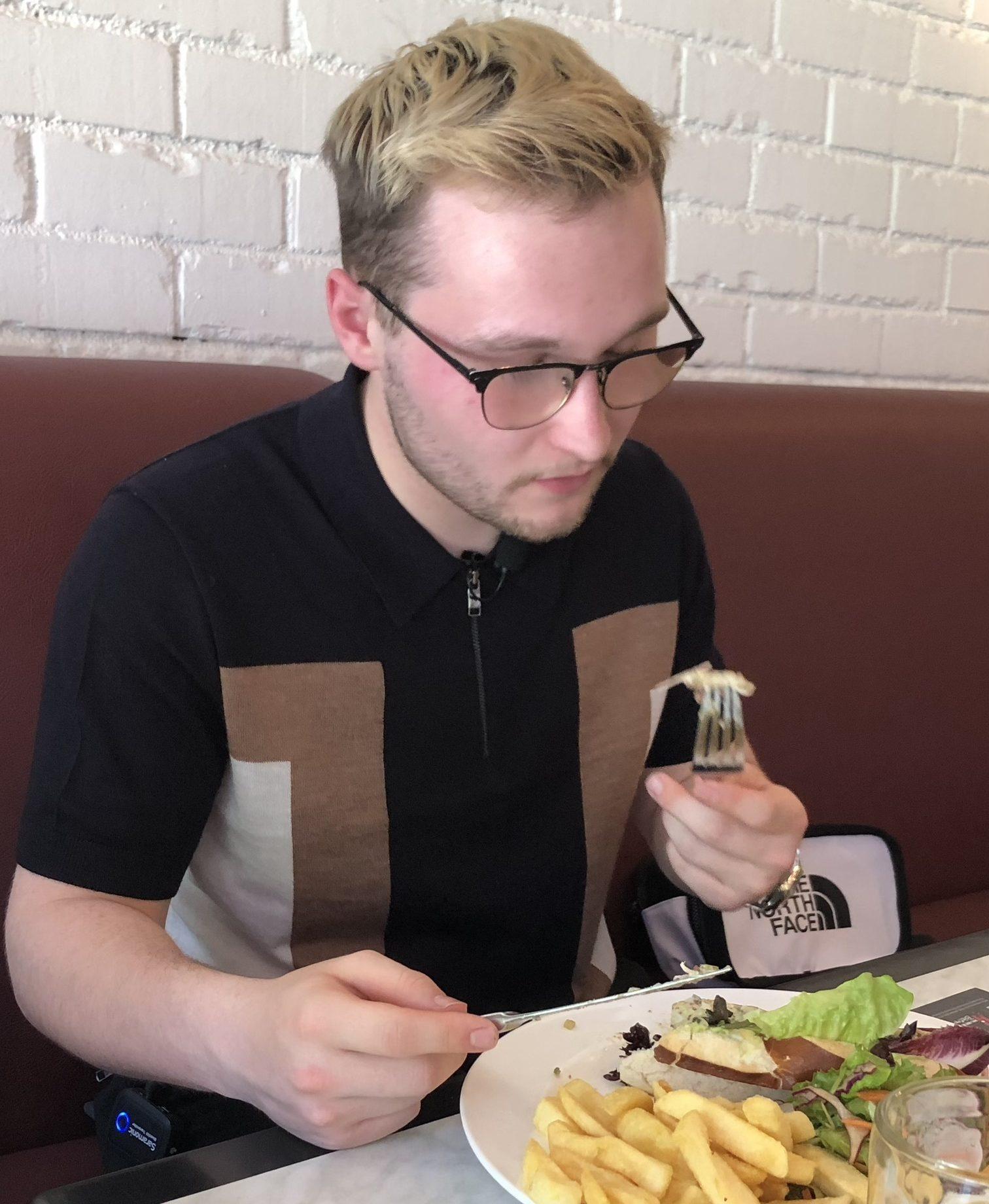 Zoon Kick met een bord eten