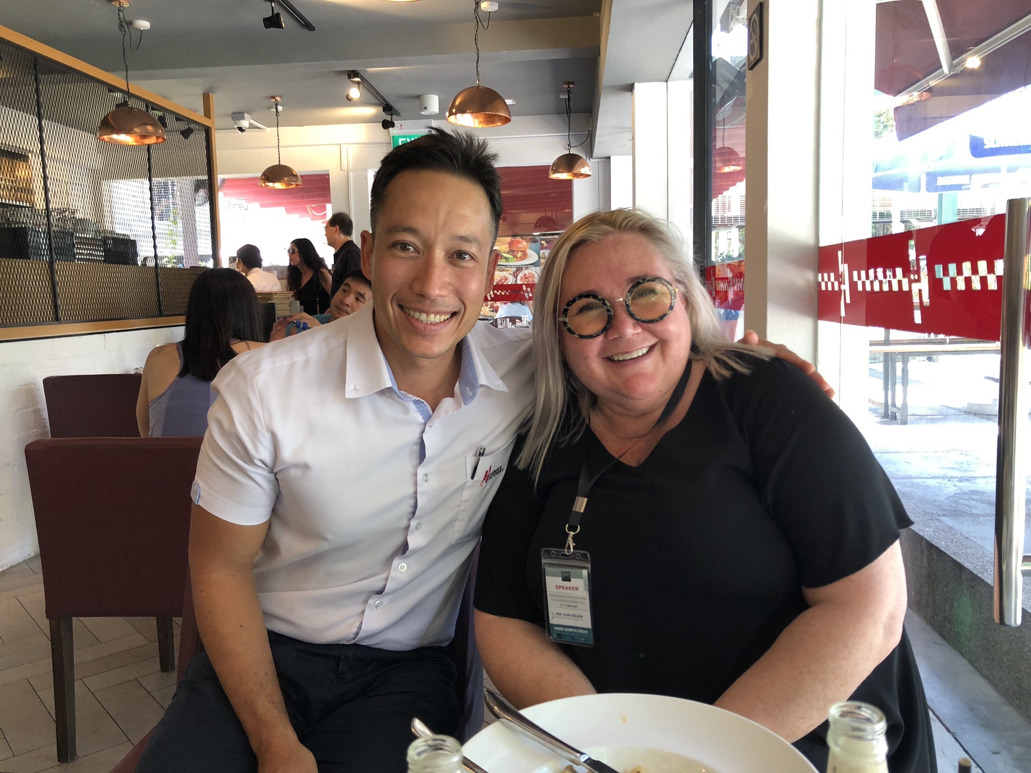 Ira van Eelen in Singapore waar de chefkok kweekvlees van GOOD Meat serveert.