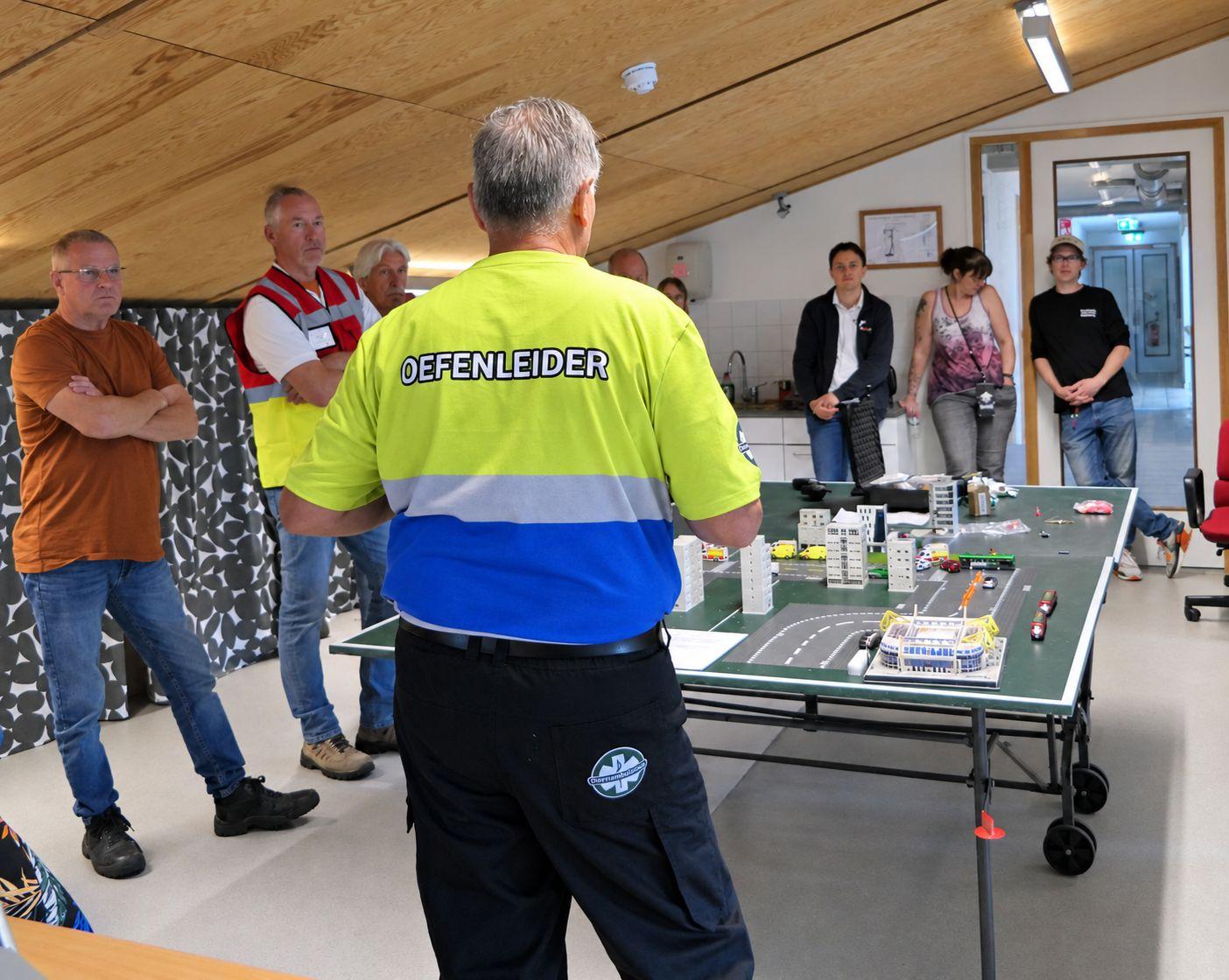 De oefenleider begeleidt de betrokken hulpverleners