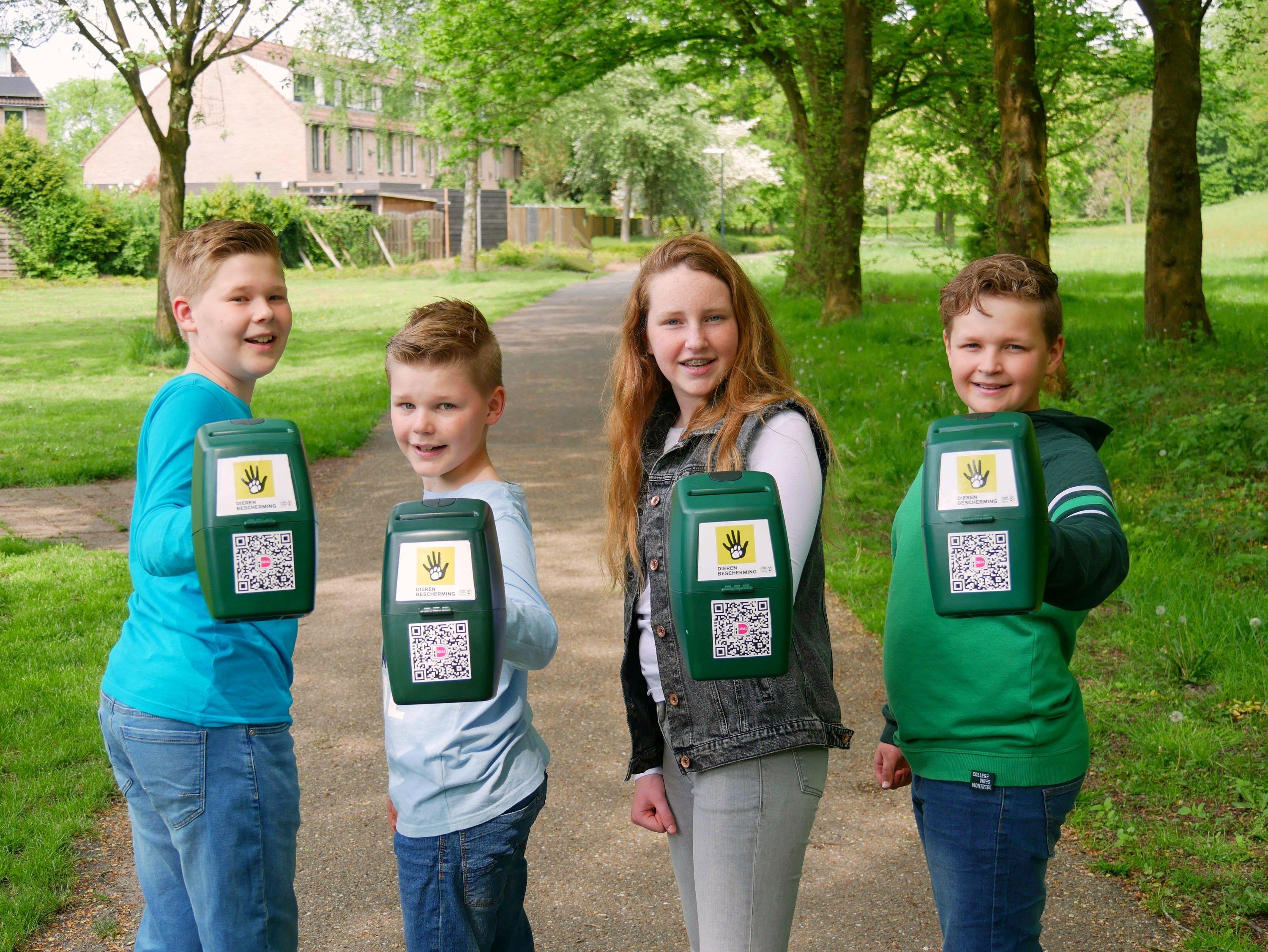 Kinderen collecteren voor de Dierenbescherming