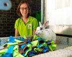 Hester met een konijn en knuffelmat