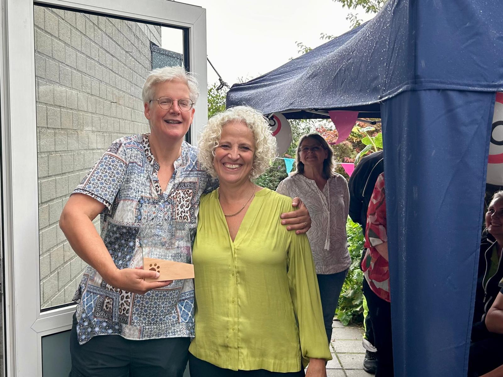 Ellen Bien overhandigt oorkonde