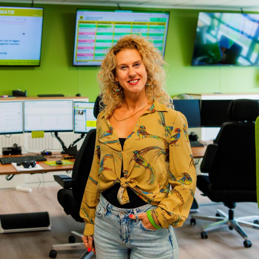 Annemijn in de meldkamer in Almere. Help ook dieren in nood en wordt vrijwillliger