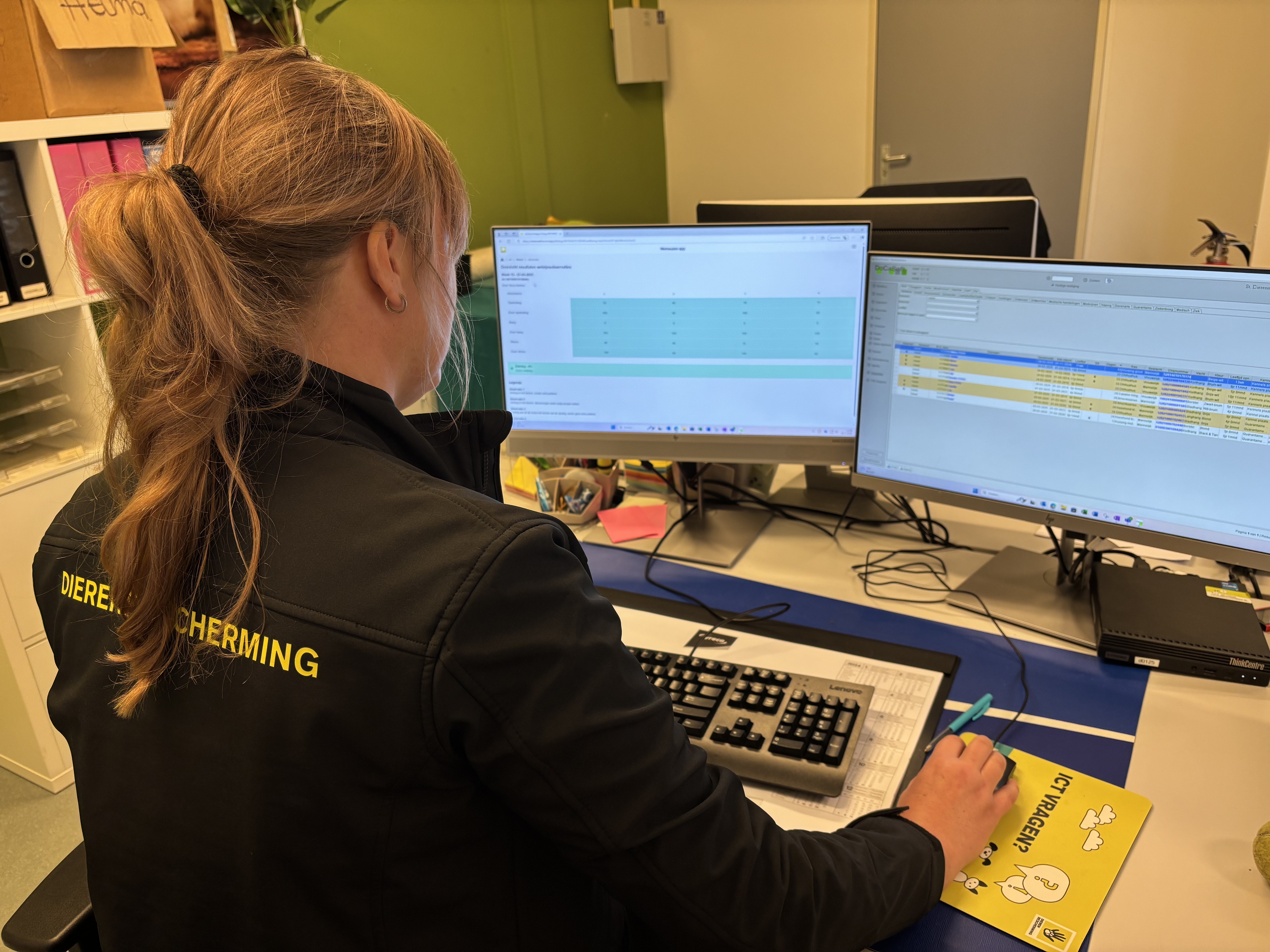 Een medewerker werkt met de app Welneuzen