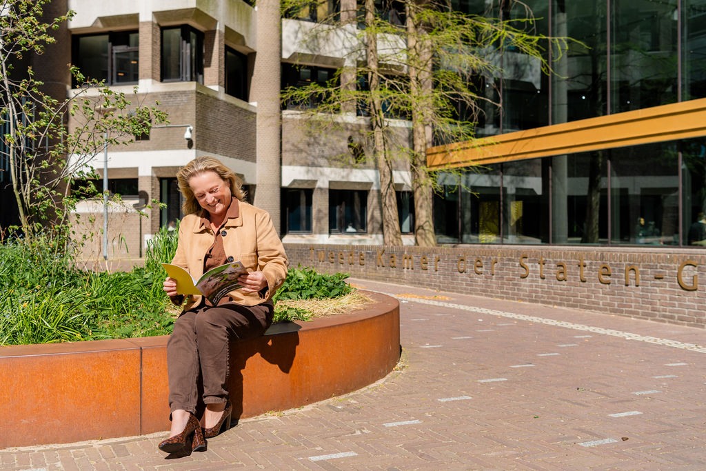 Manon leest de gids over dierwaardige veehouderij door.