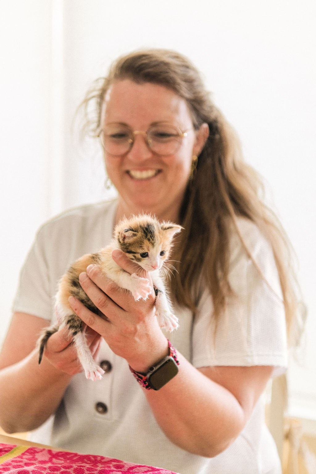Gastgezin Mandy met flessenkitten