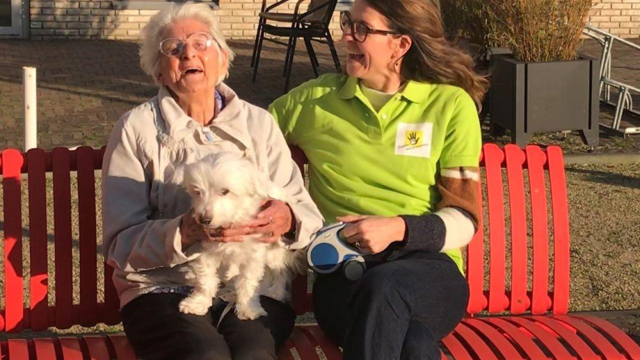 103-jarige dame blij met Dierenbuddyhulp