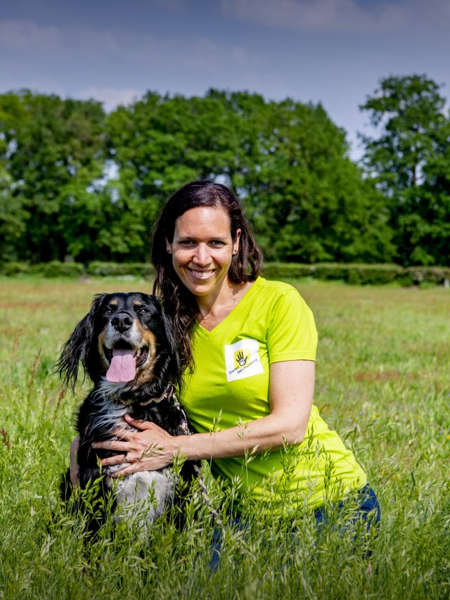 Medewerker en hond