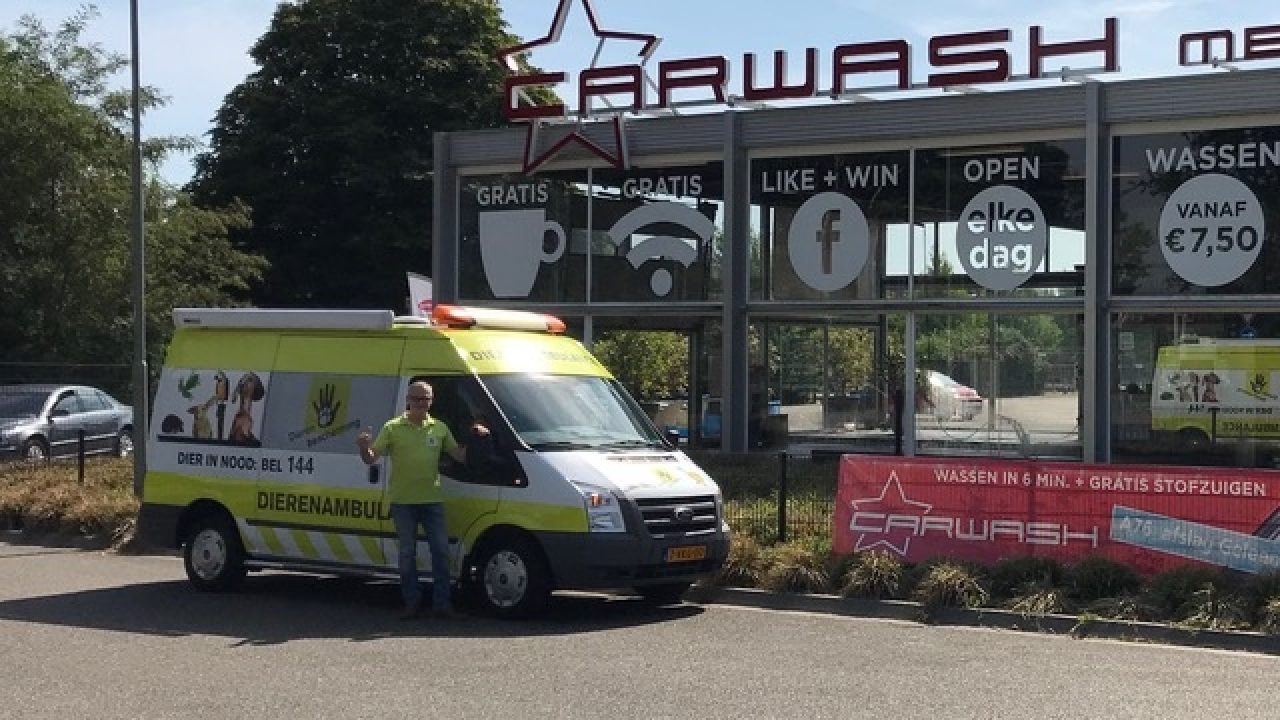 Gepoetste ambulance dankzij Carwash Meijers-Beek