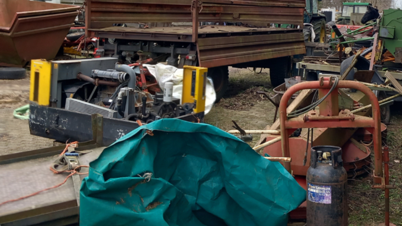 Eigenaar houdt paard tussen landbouwmachines en schroothopen: inspectiedienst neemt dier mee
