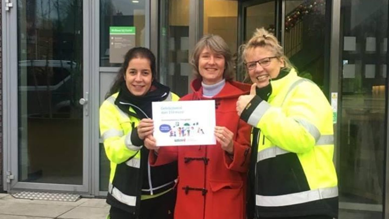 Dierenambulance Overgelder ontvangt cheque
