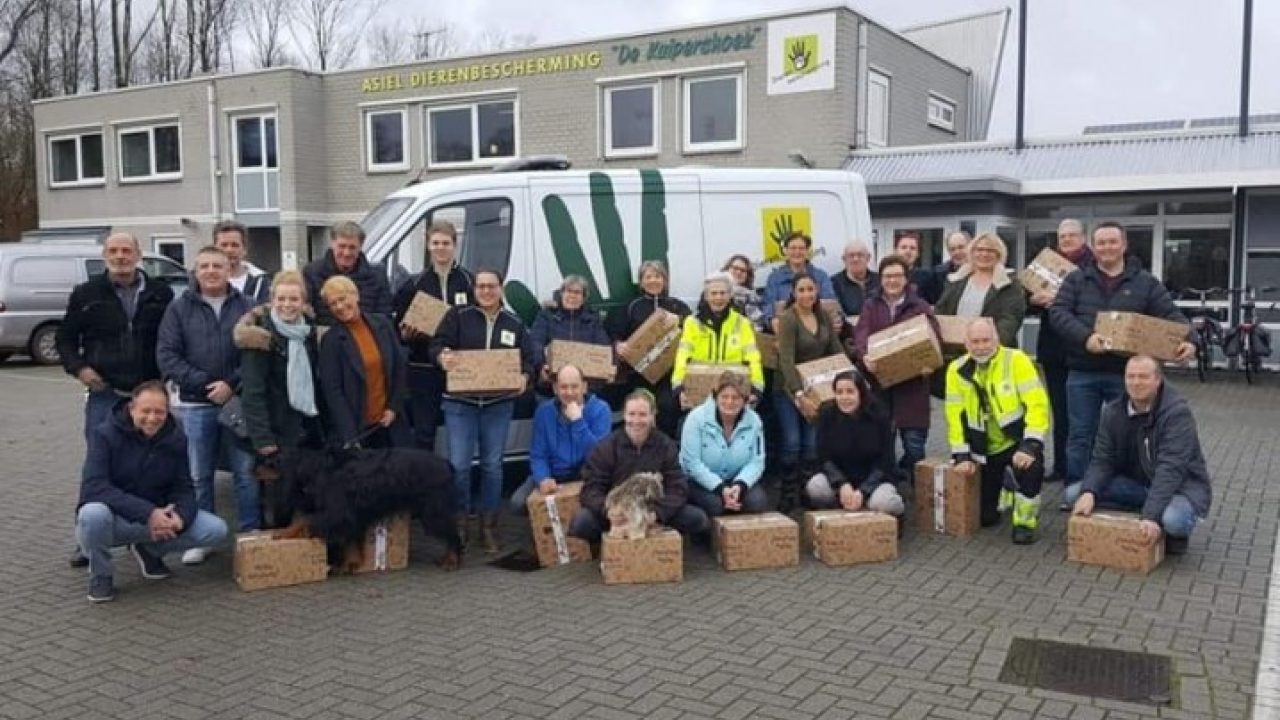 Vriendengroep verrast vrijwilligers dierenambulance en dierenasiel