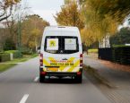 Dierenambulance rijdt weg