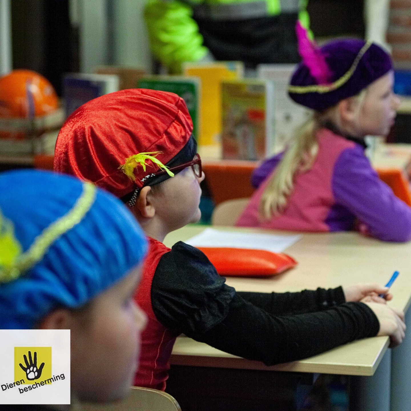 Kinderen luisteren naar les Dierenbescherming